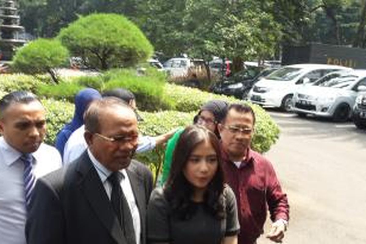 Prilly Latuconsina di Mapolda Metro Jaya, Senin (10/8/2015).