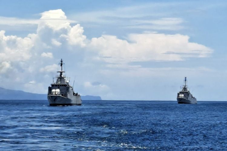 Kapal Perang Republik Indonesia (KRI) TNI Angkatan Laut dalam posisi tempur dengan mengelilingi Pulau Bali untuk mengamankan agenda Konferensi Tingkat Tinggi (KTT) G20 di Bali, 15-16 November 2022.