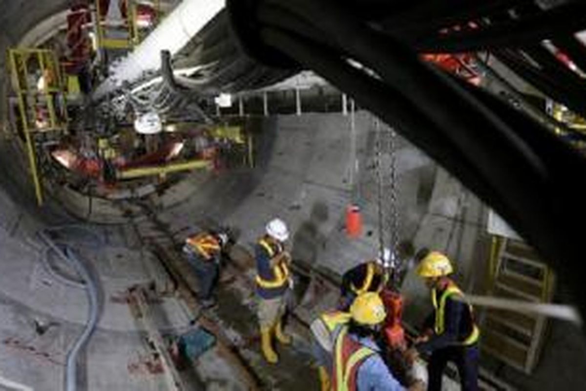 Aktivitas pekerja di proyek pengeboran terowongan untuk angkutan massal cepat (Mass Rapid Transit/MRT) di kawasan Senayan, Jakarta Pusat, Kamis (29/10). Saat ini pengeboran telah mencapai jarak sekitar 120 meter menuju stasiun Senayan. 