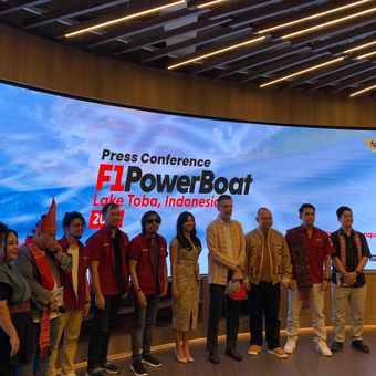 Sesi foto bersama konferensi pers F1 Powerboat di Gedung Sarinah, Jakarta, pada Senin (19/2/2024).
