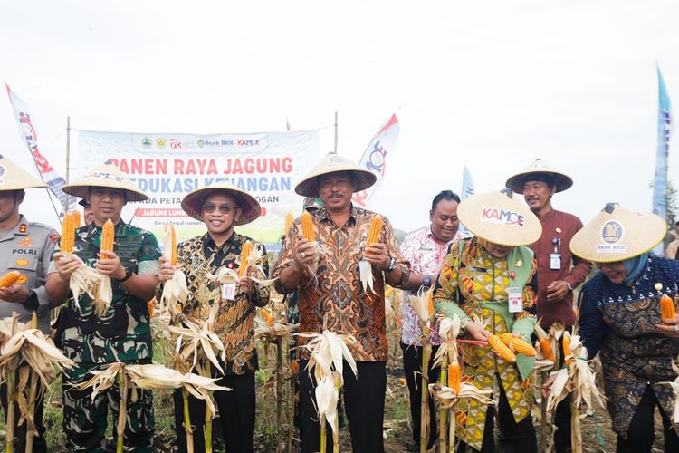 Penjabat (Pj) Gubernur Jawa Tengah (Jateng) Nana Sudjana dalam kegiatan panen raya jagung bersama Kelompok Tani Hutan (KTH) di lahan seluas 578 hektar (ha) di Desa Tegalsumur, Kecamatan Brati, Kabupaten Grobogan, Selasa.