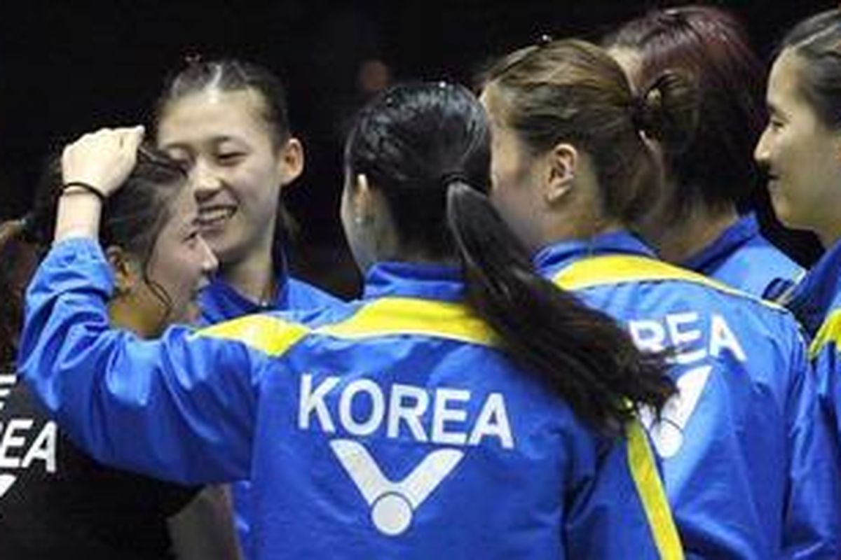 Para pemain Korea Selatan memberikan selamat atas Bae Youn Joo (baju hitam), yang memastikan kemenangan Korea atas Jepang menjadi 3-0 di semifinal Piala Uber, Kamis (24/5/2012).