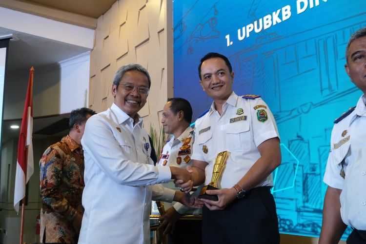 Dishub Trenggalek Raih Penghargaan Uji Kendaraan Bermotor Terbaik Kedua Nasional