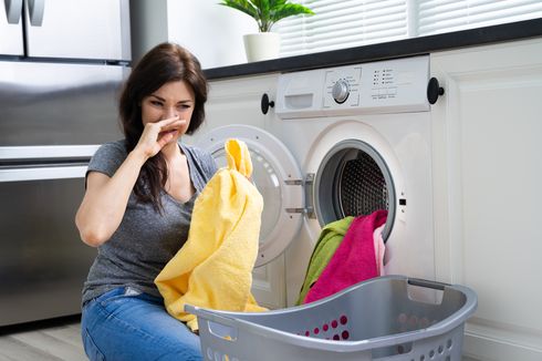 Cara Menghilangkan Bau Asam pada Pakaian