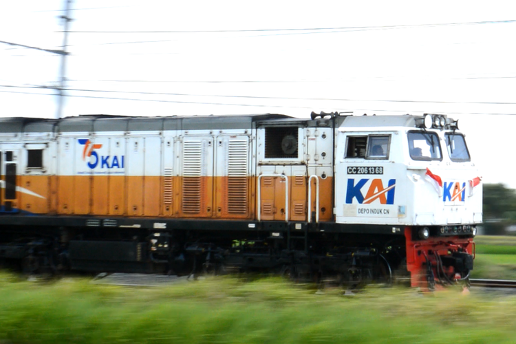 Lokomotif CC 206 1368 melintas di petak Stasiun Ceper-Delanggu, Rabu (25/8/2021).