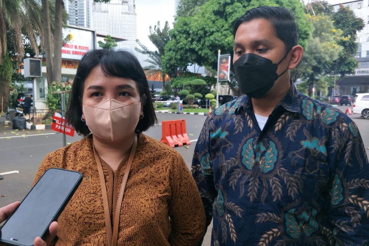 Pegawai PT PELNI berinisial SK (kiri) usai melaporkan dugaan kasus pencemaran nama baik di Polda Metro Jaya, Kamis (2/6/2022).