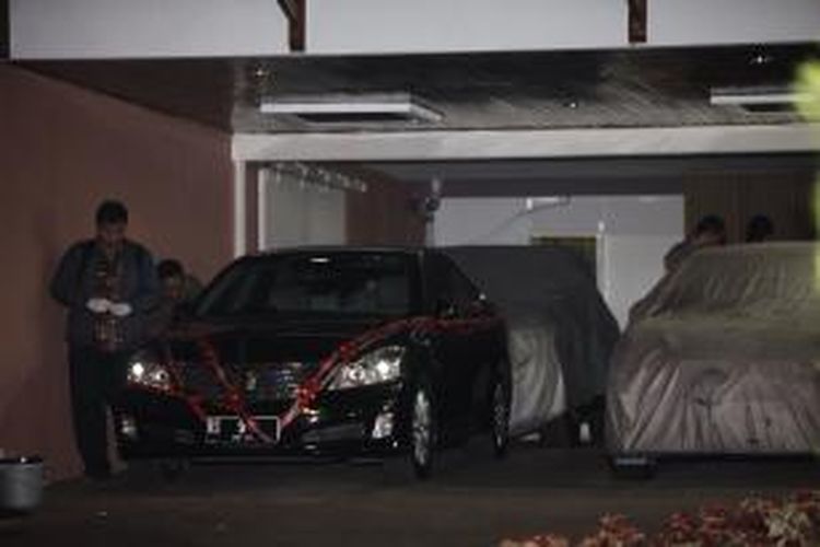 Penyidik Komisi Pemberantasan Korupsi menyegel mobil dinas milik Ketua Mahkamah Konstitusi yang diparkir di rumah dinasnya di kawasan Widia Chandra, Jakarta, Rabu (2/10/2013). Akil Mochtar ditangkap KPK Rabu malam. 