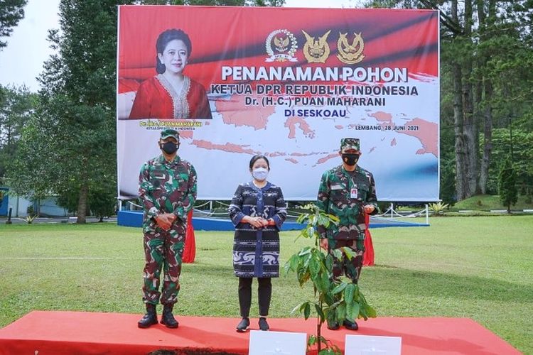Ketua Dewan Perwakilan Rakyat (DPR) Republik Indonesia (RI) Puan Maharani melakukan penanaman pohon sebelum memberikan kuliah umum kepada Perwira Siswa (Pasis) angkatan ke-58 Sekolah Staf dan Komando Angkatan Udara (Sesko AU) di Lembang, Jawa Barat, Senin (28/6/2021).