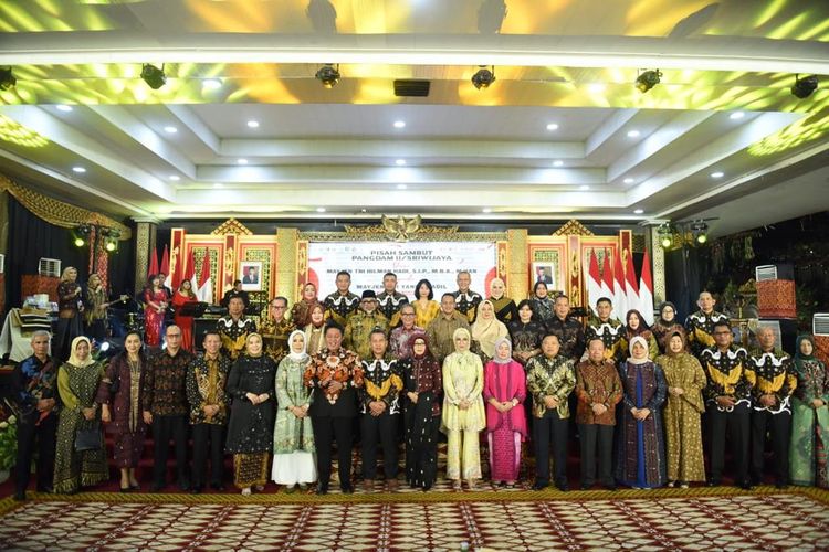 Acara pisah sambut Panglima Kodam (Pangdam) II/Sriwijaya dari TNI Hilman Hadi kepada Mayor Jenderal (Mayjen) TNI Yanuar Adil di Griya Agung Palembang, Rabu (23/8/2023).
