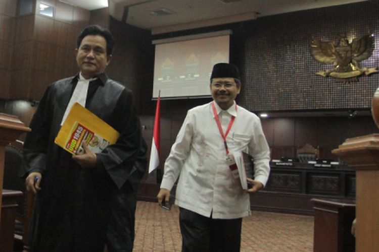 Kuasa Hukum Hizbut Tahrir Indonesia Yusril Ihza Mahendra (kiri) bersama Juru Bicara Hizbut Tahrir Indonesia Ismail Yusanto (kanan) berjalan usai mengikuti sidang perdana pengujian UU Ormas di Ruang Sidang Mahkamah Konstitusi, Jakarta, Rabu (26/7). Pada sidang perdana tersebut majelis hakim akan mendengarkan isi permohonan terkait legal standing, argumentasi permohonan dan petitumnya. ANTARA FOTO/Muhammad Adimaja/nz/17