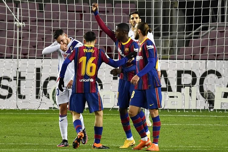 Penyerang Barcelona, Ousmane Dembele, merayakan gol ke gawang Eibar di Stadion Camp Nou pada 29 Desember 2020.