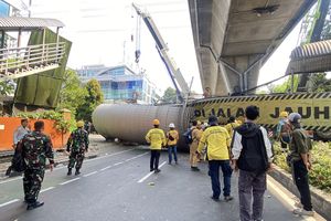 Kondisi Terkini Jalan Kapten Tendean Jaksel: Truk Dimundurkan, JPO Dirubuhkan