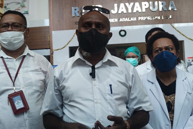 Dirut RSUD Jayapura dr Anton Motte bersama beberapa dokter, sedang memberi keterangan tentang kasus persekusi yang menimpa dr. James Gedi oleh keluarga pasien yang meninggal dunia setelah dioperasi, Jayapura, Papua, Minggu (17/4/2022)