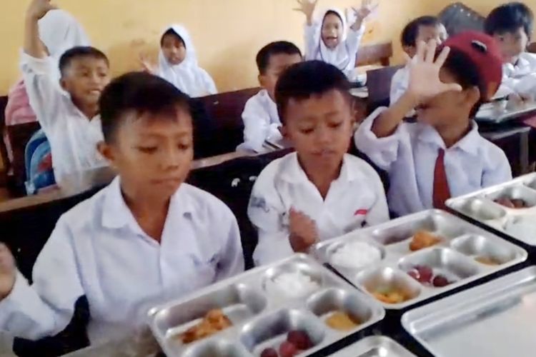 Siswa SDN Jambu 2 saat menerima MBG, Selasa (18/11/2025). 