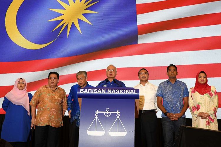 Najib Razak memberikan pernyataan seusai kekalahannya dalam pemilihan umum, di Kuala Lumpur, Malaysia, Kamis (10/5/2018). Mahathir Mohamad dari koalisi Pakatan Harapan resmi menjadi perdana menteri ketujuh Malaysia usai mengalahkan perdana menteri petahana Najib Razak dari koalisi Barisan Nasional.