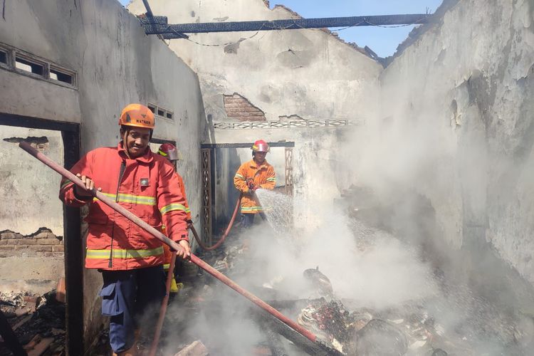 Petugas Pemadam Kebakaran saat berjibaku memadamkan api yang melalap rumah Slamet, warga RT 01, RW 04, Dusun Ganggang, Desa Pecuk, Kecamatan Patianrowo, Kabupaten Nganjuk, Jawa Timur, Sabtu (28/12/2024)