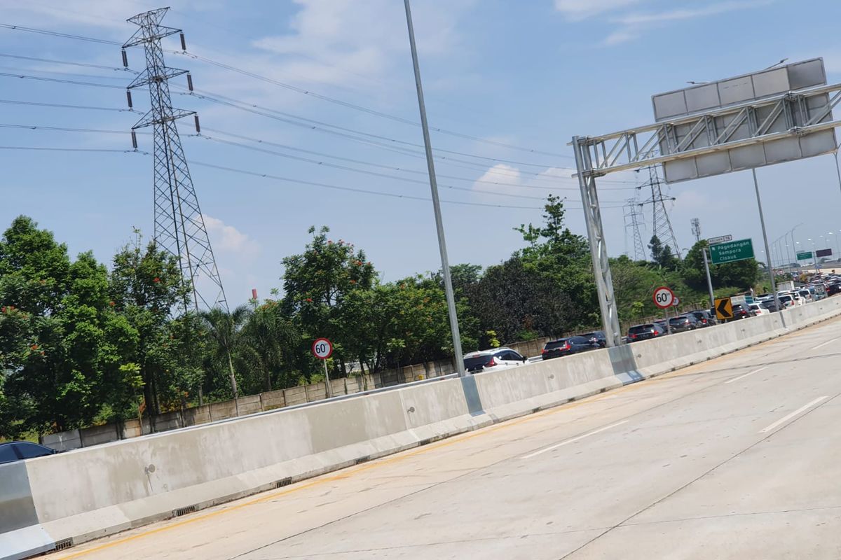 Exit tol Pagedangan Tol Serbaraja macet