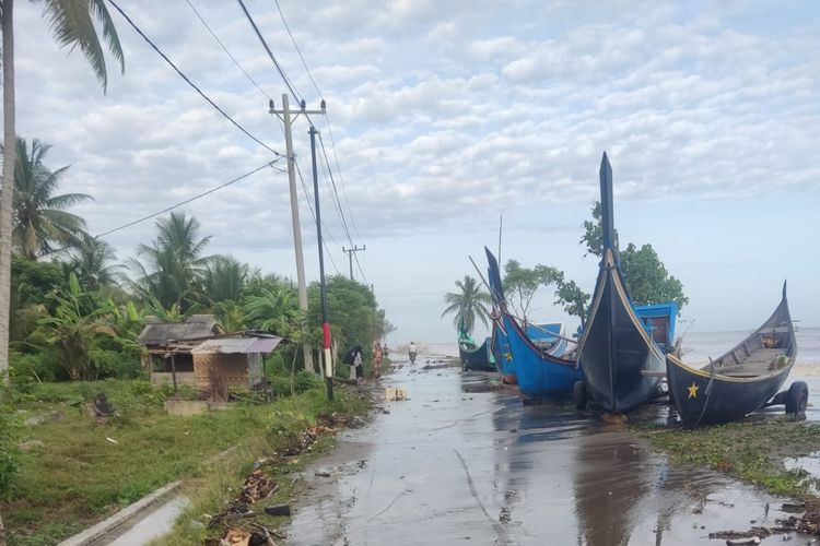 Bibir pantai Desa Lhok Puuk, Kecamatan Seunuddon, Kabupaten Aceh Utara, Provinsi Aceh, Rabu (23/7/2025),