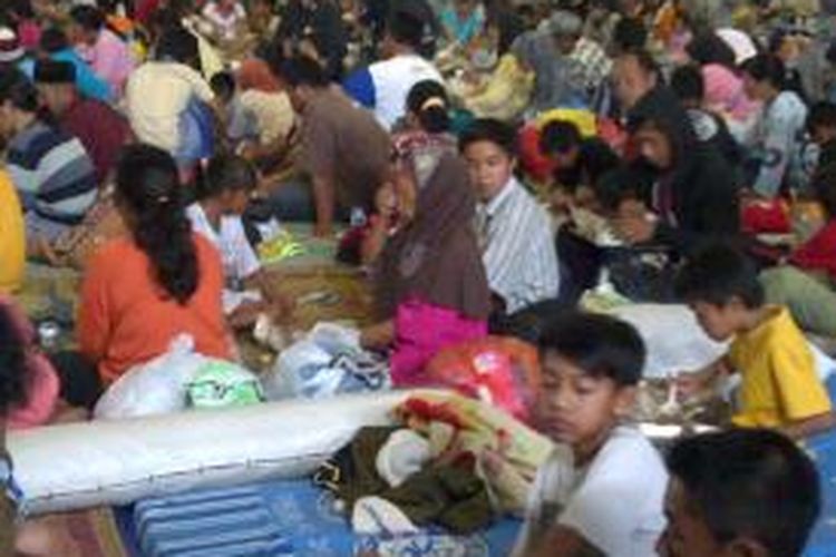 Suasana pengungsi di posko Pujon Kabupaten Malang, Jawa Timur,Kamis (20/2/2014).