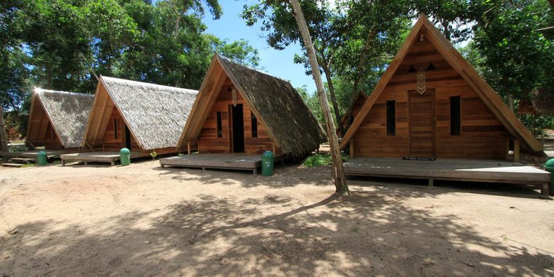 Salah satu homestay di Temajuk, Kecamatan Paloh, Kabupaten Sambas, Kalimantan Barat. Pemerintah setempat kini terus berusaha mengembangkan berbagai aspek yang mendorong kemajuan wisata di kawasan Pantai Temajuk, termasuk pembangunan hotel. 