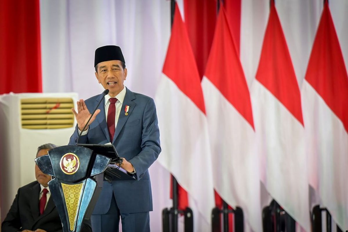 Presiden Joko Widodo memberikan arahan saat menghadiri Rapat Pimpinan (Rapim) TNI dan Polri Tahun 2024 di Mabes TNI, Jakarta, Rabu (28/2/2024). Presiden Joko Widodo dalam arahannya menyampaikan TNI dan Polri harus menjadi bagian penting untuk menyongsong Indonesia Emas 2045 karena berpeluang besar untuk menjadi negara maju dan keluar dari ?middle income trap?. ANTARA FOTO/Bayu Pratama S/nym.