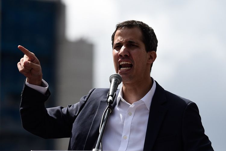 Ketua Dewan Nasional Venezuela yang juga pemimpin oposisi Juan Guaido berpidato kepada pendukungnya setelah mendeklarasikan diri sebagai Penjabat Presiden pada 23 Januari 2019.