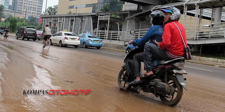 Salah satu kondisi jalan yang berbahaya ketika basah, luberan lumpur.