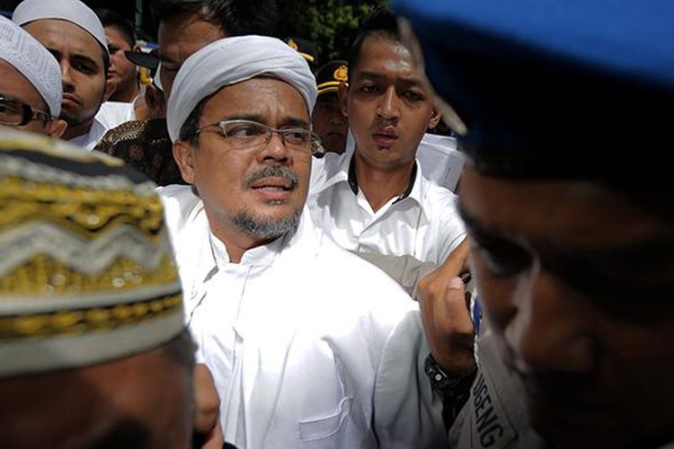 Pimpinan Front Pembela Islam, Rizieq Shihab tiba di Kantor Direktorat Reserse Kriminal Khusus, Polda Metro Jaya, Jakarta, Senin (23/1/2017). Rizieq diperiksa oleh Subdirekorat Fiskal, Moneter, dan Devisa Direktorat Reserse Kriminal Khusus Polda Metro Jaya, terkait ucapannya soal gambar palu arit di logo Bank Indonesia dalam lembaran uang rupiah.