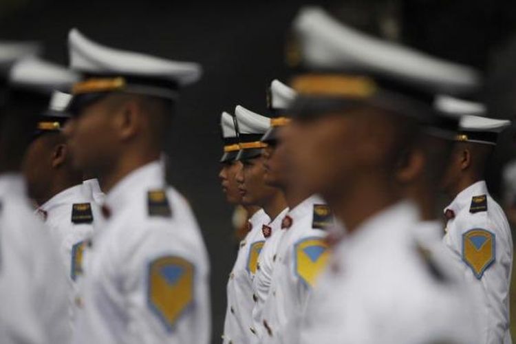 Taruna mengikuti  upacara peresmian Politeknik Maritim Negeri Indonesia (Polimarin) yang dihadiri Menteri Pendidikan dan Kebudayaan Mohammad Nuh di Kota Semarang, Jawa Tengah, Senin (14/1/2013). Terdapat tiga pendidikan vokasi di Polimarin antara lain Nautika, Teknika, dan Ketatalaksanaan Pelayaran Niaga & Kepelabuhan.