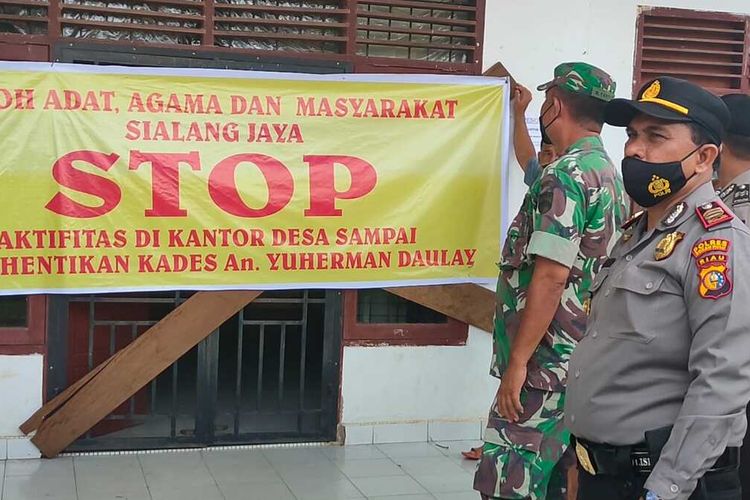 Petugas TNI dan kepolisian melakukan pengamanan di Kantor Desa Sialang Jaya yang disegel warga, karena kades diduga selingkuh, Senin (9/5/2022).