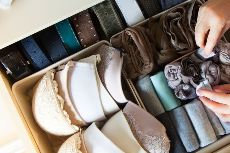 Ilustrasi ide menyimpan bra dan pakaian celana.