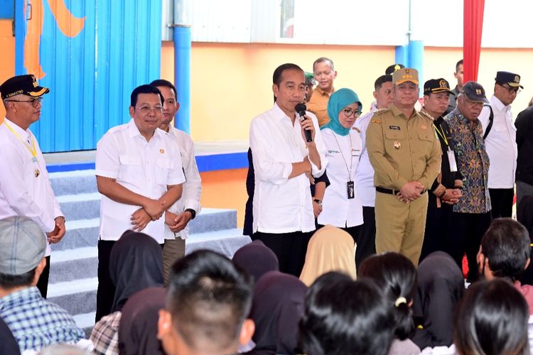 Presiden Joko Widodo saat berdialog dengan masyarakat sebelum menyerahkan bantuan beras di Kompleks Pergudangan Bulog Kampung Melayu, Kota Singkawang, Provinsi Kalimantan Barat, pada Rabu (20/3/2024).