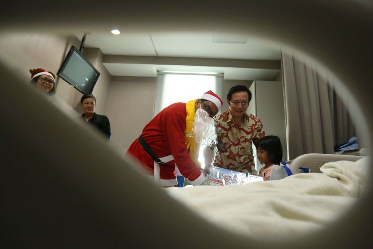 Sinterklas membagikan bingkisan Natal kepada pasien anak yang dirawat di RS Siloam, TB Simatupang, Jakarta, Kamis (21/12/2017). Kegiatan berbagi kepada sesama tersebut dalam rangka menyambut perayaan Hari Natal 2017.
