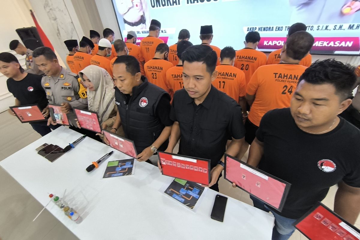 Polisi menunjukkan barang bukti narkoba hasil penangkapan tiga bandar dan belasan pengedar di Mapolres Pamekasan, Kamis (19/6/2025)