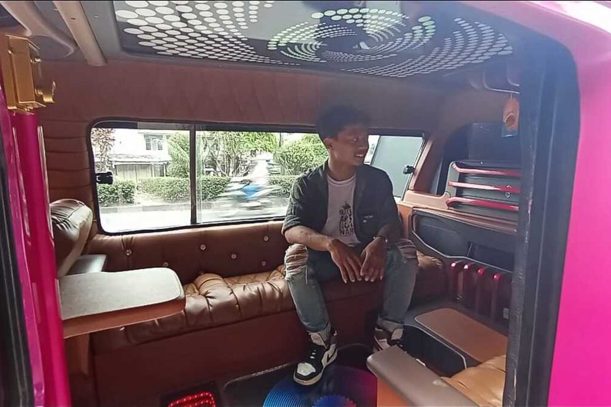 Angkot dimodifikasi yang dilengkapi audio system dengan konsep Transformer saat parkir di Bundaran Sukaraja, Sukabumi, Jawa Barat, Selasa (31/10/2023).