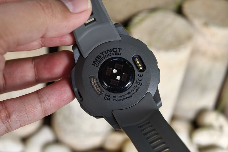 bagian belakang Garmin Instinct Crossover AMOLED yang terdapat beragam sensor dan konektor pengisi daya.