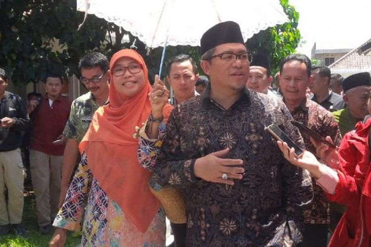 Gubernur Jawa Barat Ahmad Heryawan beserta istri,Netty Prasetiyarini.