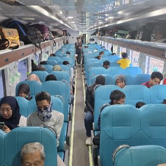 Kondisi di dalam gerbong Kereta Ekonomi Kerakyatan jurusan Pasar Senen-Lempuyangan yang jadi angkutan mudik Lebaran 2026.