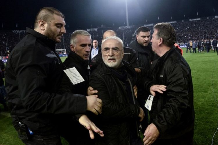 Presiden PAOK, Ivan Savvidis, diminta meninggalkan lapangan karena kedapatan bawa pistol ke lapangan, 11 Maret 2018. 