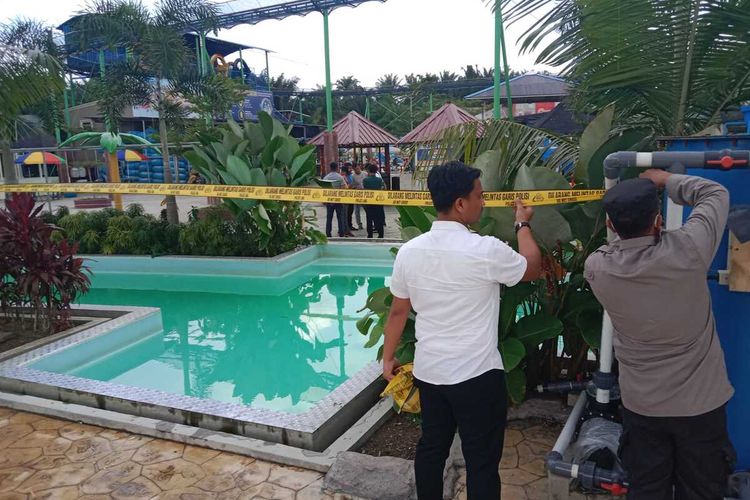 Personel Polsek Tanjung Morawa melakukan olah tempat kejadian perkara tewasnya anak TK bernama Daffa Al Hakim (5) yang tenggelam di kolam sedalam 1,4 meter di Kolam Water Land Tamora, di Dusun V, Desa Bandar Labuhan, Kecamatan Tanjung Morawa, Deli Serdang pada Rabu (21/9/2022) siang.