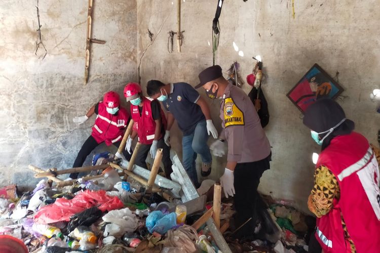 Pria paruh baya ditemukan tewas di warung kosong berisi tumpukan sampah di Desa Nampudadi, Kecamatan Petanahan, Kabupaten Kebumen, Jawa Tengah, Rabu (17/5/2023).