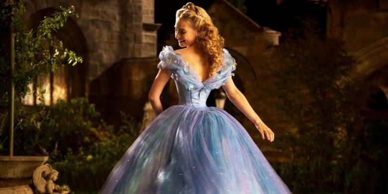 Lily James, pemeran film Cinderella (2015) sendiri mengakui bahwa ukuran pinggangnya yang sangat kecil disebabkan oleh penggunaan korset ketat dan konsumsi minuman diet. 