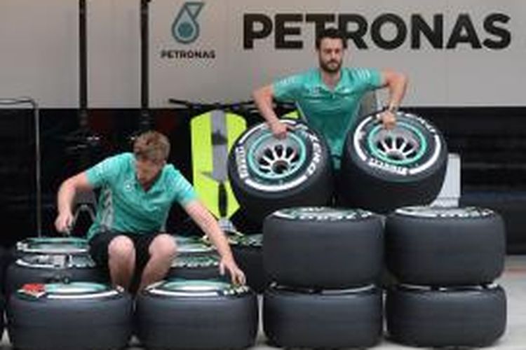 Kru pit Mercedes mempersiapkan ban yang akan dipakai pebalap mereka, Nico Rosberg dari Jerman dan Lewis Hamilton dari Inggris, untuk GP China yang akan berlangsung akhri pekan ini, 18-20 April 2014.