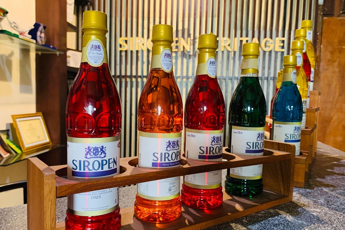 Siropen, sirop legendaris dari Surabaya peninggalan Belanda yang sudah ada sejak tahun 1923 dan bertahan sampai saat ini.