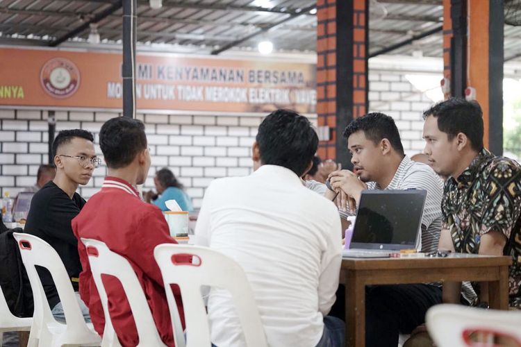 Bobby Afif Nasution bertemu dengan sejumlah orang untuk membangun kolaborasi dengan kaum milenial kreatif Kota Medan untuk membuat terobosan.