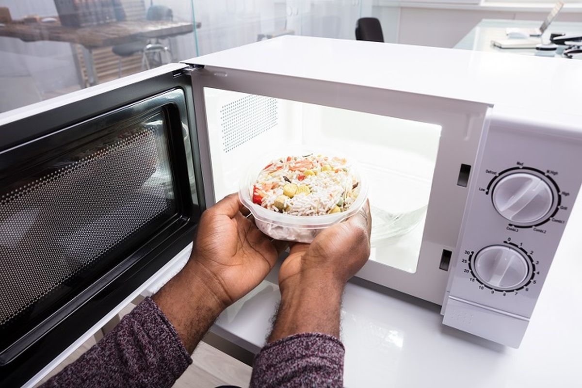 Ilustrasi microwave - Memanaskan makanan dalam wadah plastik menggunakan microwave.