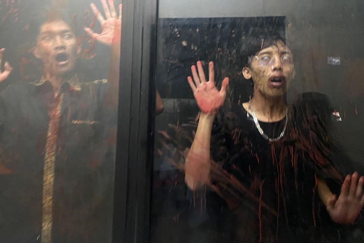 Para zombie di wahana Zombie Apocalypse: Hotel Of The Dead di Halloween Fest 2023, Jakarta Barat. 
