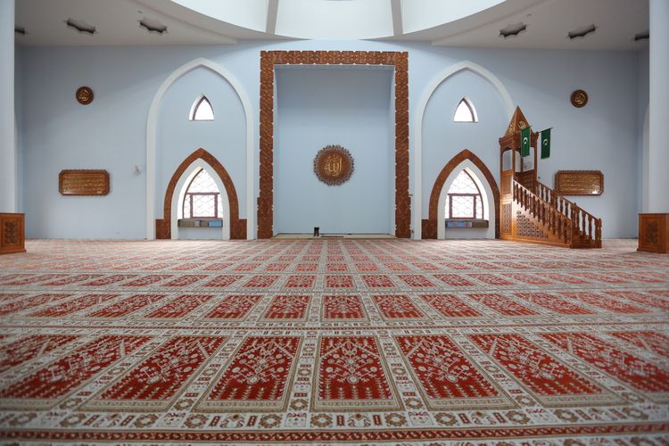 Bagian dalam Masjid Istiqlal Sarajevo, dengan ornamen dari Indonesia termasuk mimbar yang jadi hadiah dari B. J. Habibie