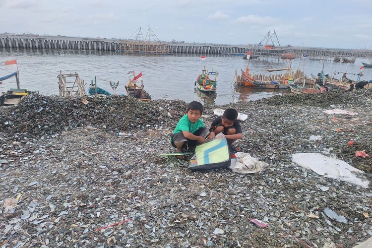 Buang Limbah Kulit Kerang di Pantai Cilincing, Warga: Biasanya Terkikis Alami