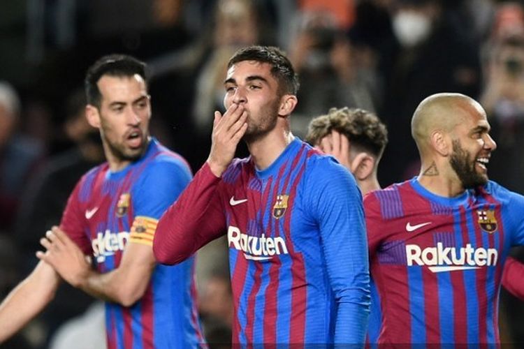Penyerang sayap Barcelona, Ferran Torres, berselebrasi usai mencetak gol saat melawan Osasuna pada lanjutan LaLiga 2021-2022.